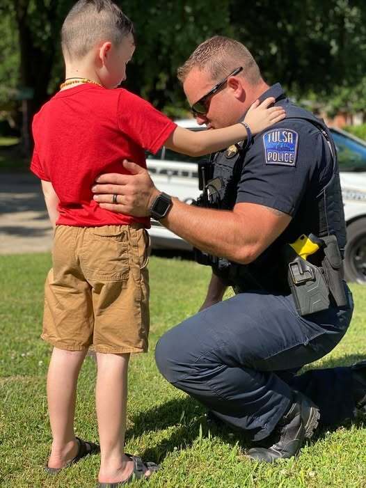 MY SON ASKED A POLICE OFFICER IF HE COULD PRAY FOR HIM—AND WHAT HAPPENED NEXT BROKE ME