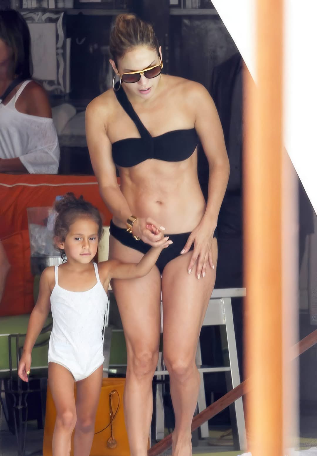 Jennifer Lopez, 55, is showing off her new boyfriend… and you better sit down, because you might recognize him!